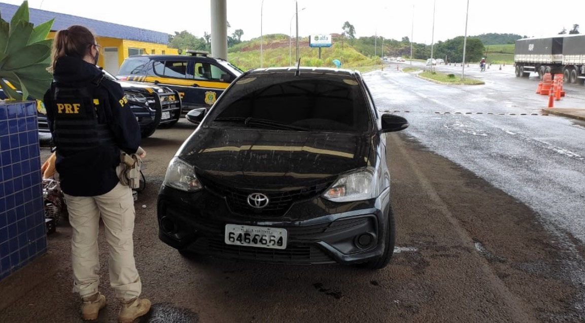 PRF recupera automóvel roubado em Porto Alegre na BR 163