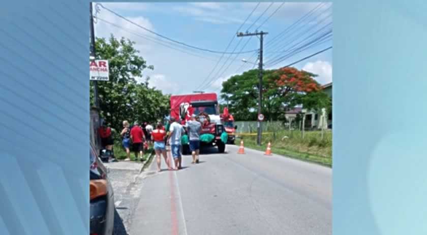 Homem vestido de Papai Noel em ação social morre ao cair d