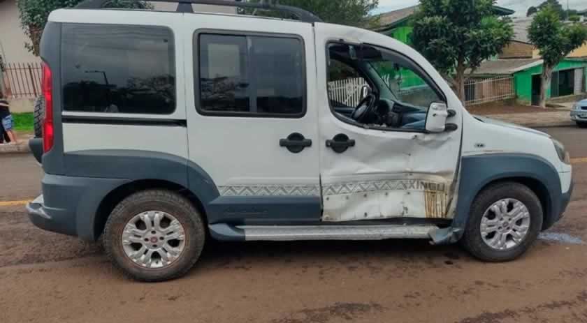 Colis O Entre Carro E Moto Deixa Duas Pessoas Feridas