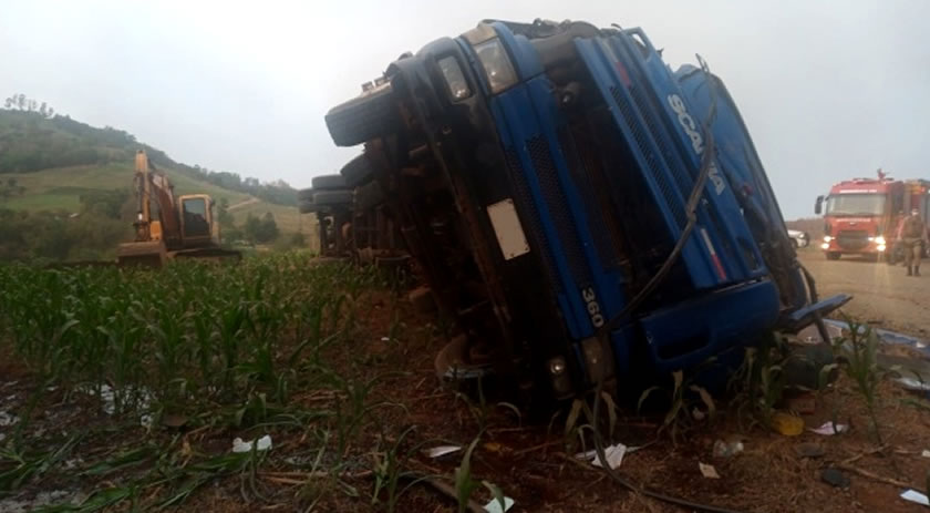 Motorista Fica Gravemente Ferido Ap S Tombamento De Carreta