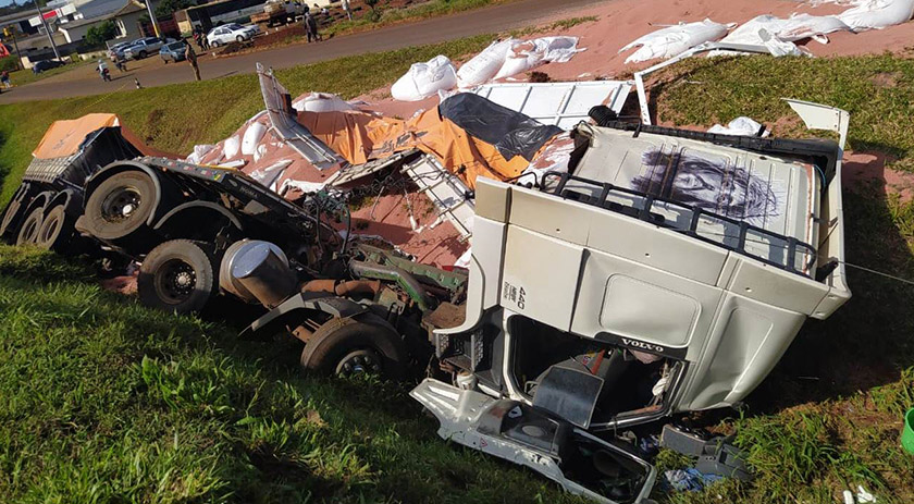 Caminhão com placas do Oeste se envolve em acidente com morte no PR