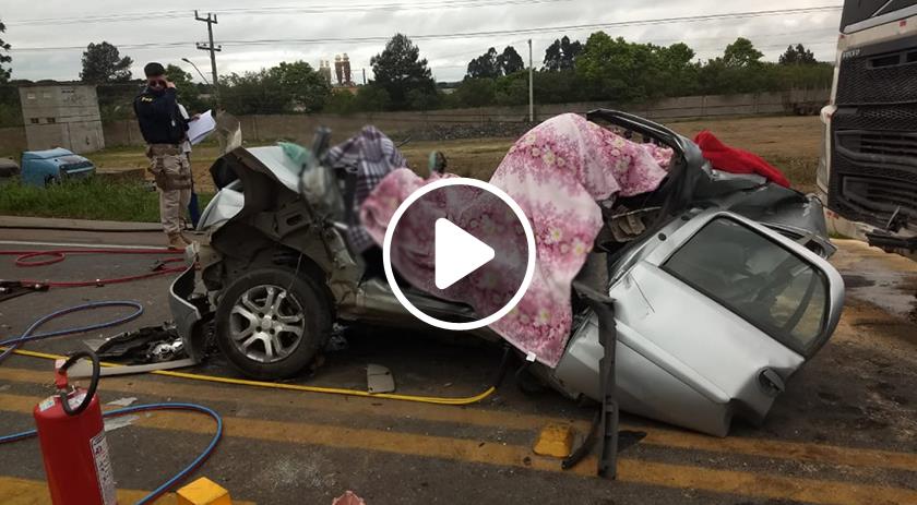 Veja o momento em que carro é prensado entre duas carretas