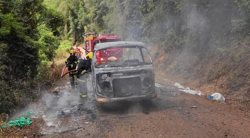 Casal sofre queimaduras ao tentar salvar carga de veículo qu