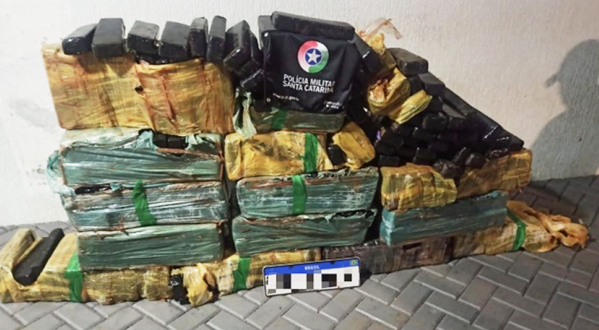Acidente termina com apreensão de 251 kg de maconha
