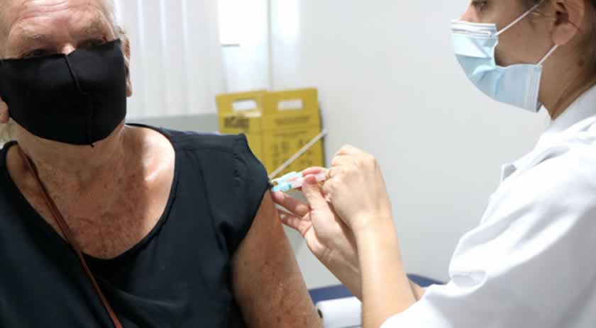 Vacinação contra Covid-19 já pode ter evitado até 55 mil mortes de idosos no Brasil, mostra estudo da Fiocruz
