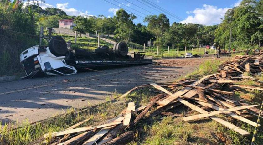Motorista morre após caminhão carregado de madeira capotar em SC