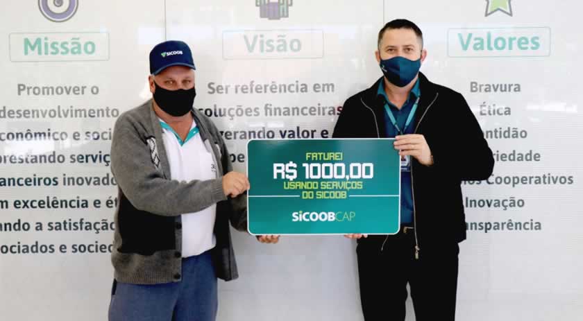 Associado da agência Sicoob recebe prêmio na promoção SicoobCap