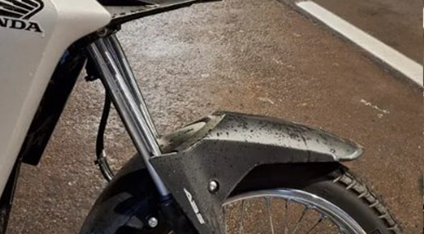 Motociclista fica ferido em colisão com carro no centro