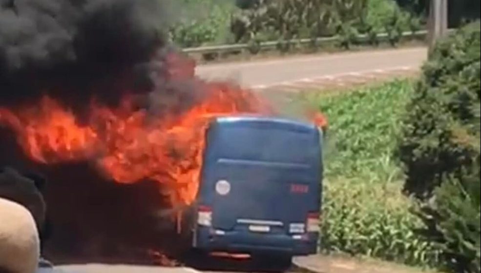 Ônibus que transportava 41 trabalhadores pega fogo no Oeste Catarinense