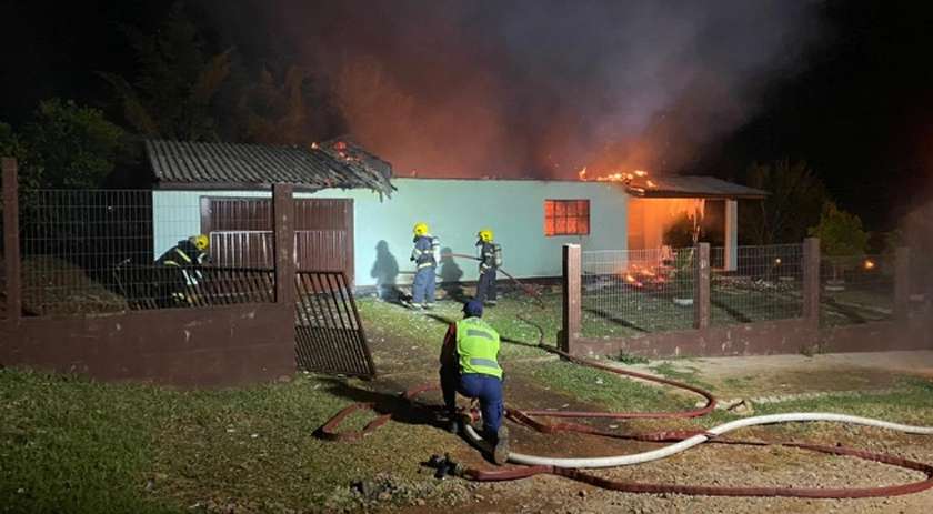 Residência é parcialmente destruída por incêndio