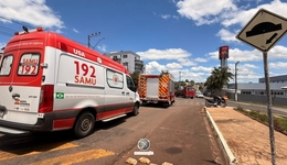 Mulher é resgatada após colisão entre motocicleta e caminhão no Bairro São Jorge