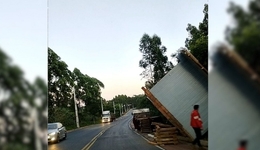 Casa de madeira transportada inteira cai de caminhão após curva