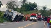 Grave acidente com ônibus de turismo deixa oito mortos na BR-101