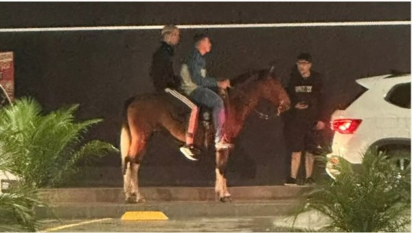 Clientes vão a abertura do McDonald’s a cavalo