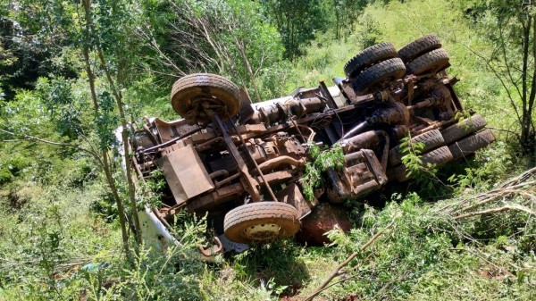 Homem morre em grave acidente com caminhão no interior de Anchieta