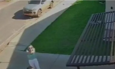 Mulher suspeita de invadir casa e matar 2 idosos sorriu e apontou arma para câmera antes de fugir