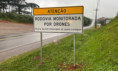 Placas de sinalização com utilização de drones são instaladas em rodovias