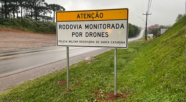 Placas de sinalização com utilização de drones são instaladas em rodovias